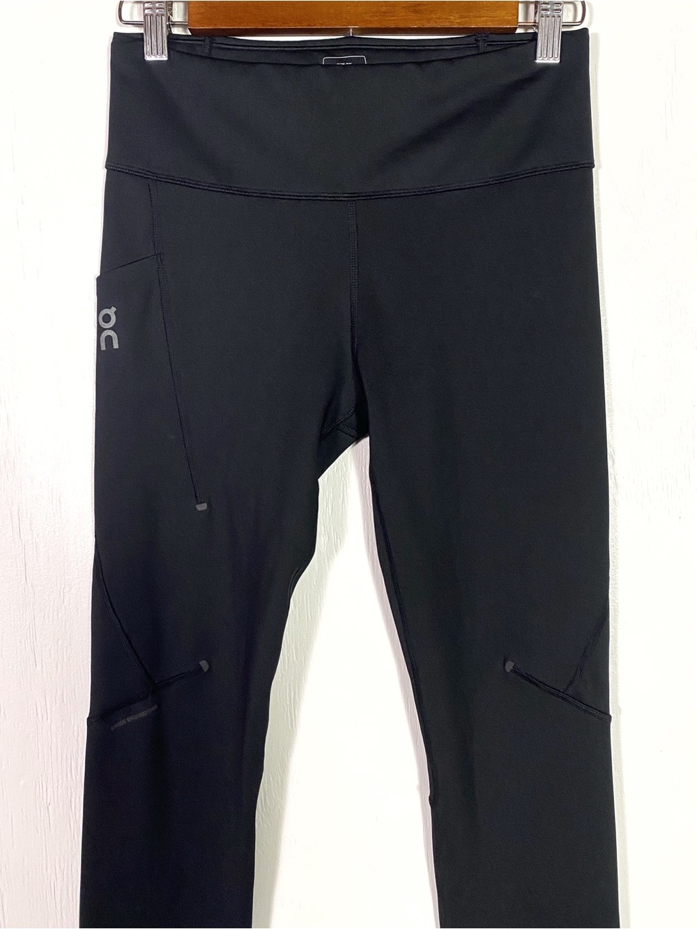 On Running Women's Performance Tights Black - Picture 4 of 7